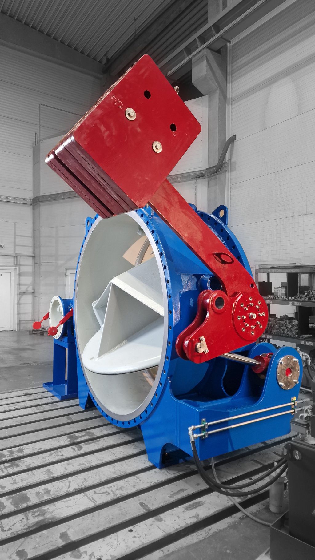 DN2200 AKK 111527 2 men